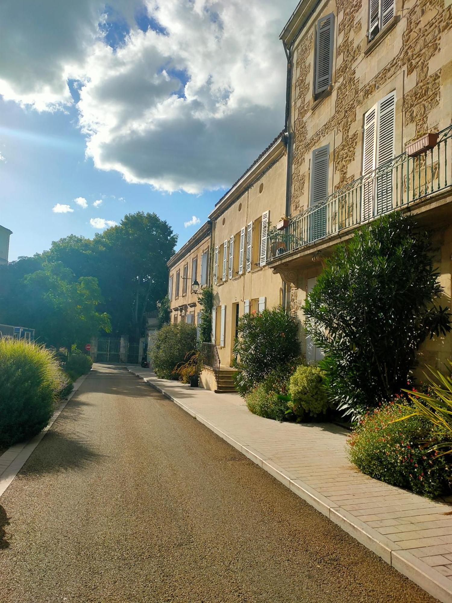 "Les Chacobins" - Appart'Etape Avec Garage Velos La Réole Exterior photo